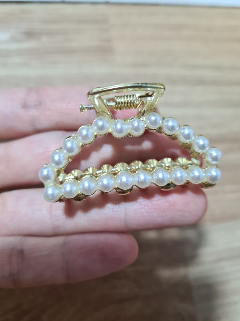 Kẹp tóc trông vừa dễ thương, vừa sang trọng, kẹp chắc chắn nữa. Giá khuyến mãi nên rất hợp lý. Kẹp tóc trông vừa dễ thương, vừa sang trọng, kẹp chắc chắn nữa. Giá khuyến mãi nên rất hợp lý.