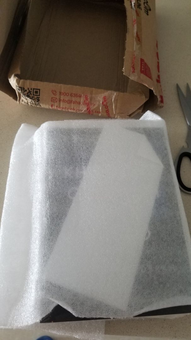 Tưởng là không nhận được rùi vì đặt hàng hơn 1 tháng mà mới tới. Trong mùa dịch, mà có sách đọc thì hay quá chừng. Cách viết văn rất thu hút người đọc. Quyển sách hơn 500 trang. Đọc lần đầu, 1 lèo hơn 200 trang. Lần sau đọc xong hết luôn. Các nhân vật đều có cá tính đặc trưng. Nơi nào có tình yêu, điều kỳ diệu sẽ hiện hữu. Đáng Đọc và trãi nghiệm cảm xúc. Mua đọc đi các bạn