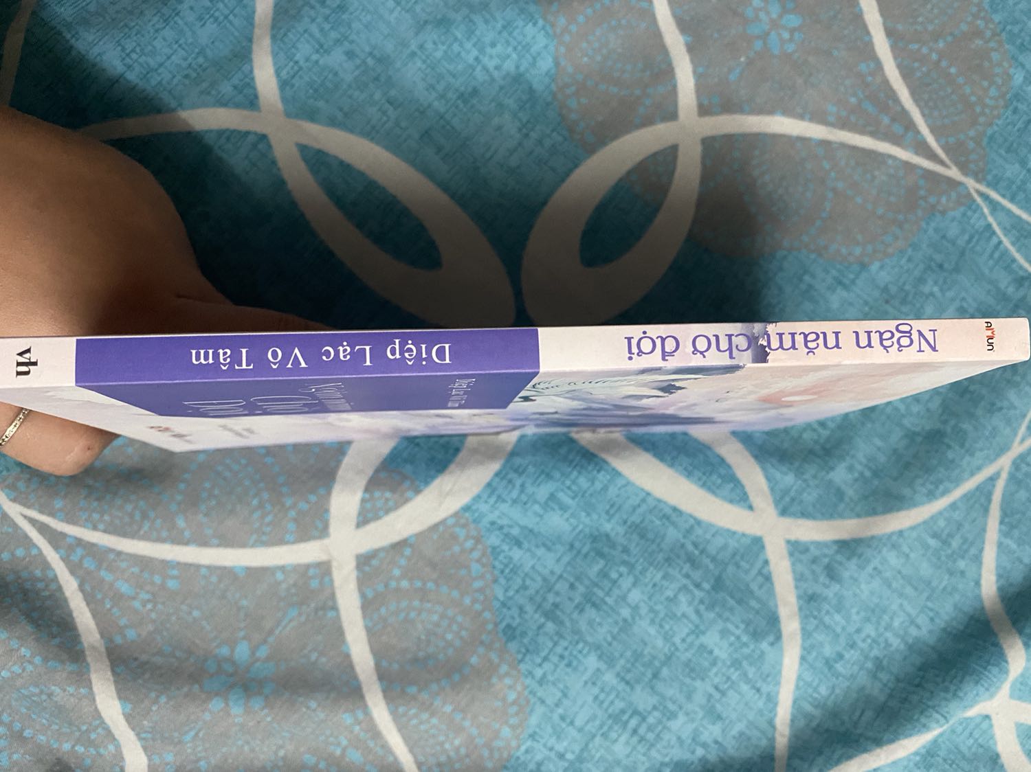 quyển này đọc nhẹ nhàng dễ thương lắm luôn, đọc từ 2017 xong làm mất mà yêu quá nên phải mua lại