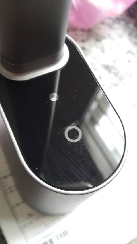 Sản phẩm hàng chính hãng Baseus mọi thứ đều tốt ngoại trừ rất nhiều vết trầy sướt (xem hình và clip đính kèm) hiện diện trên bề mặt kính của bảng điều khiển bằng cảm ứng để tắt mở đèn giống như hàng trưng bày hoặc đã qua sử dụng.