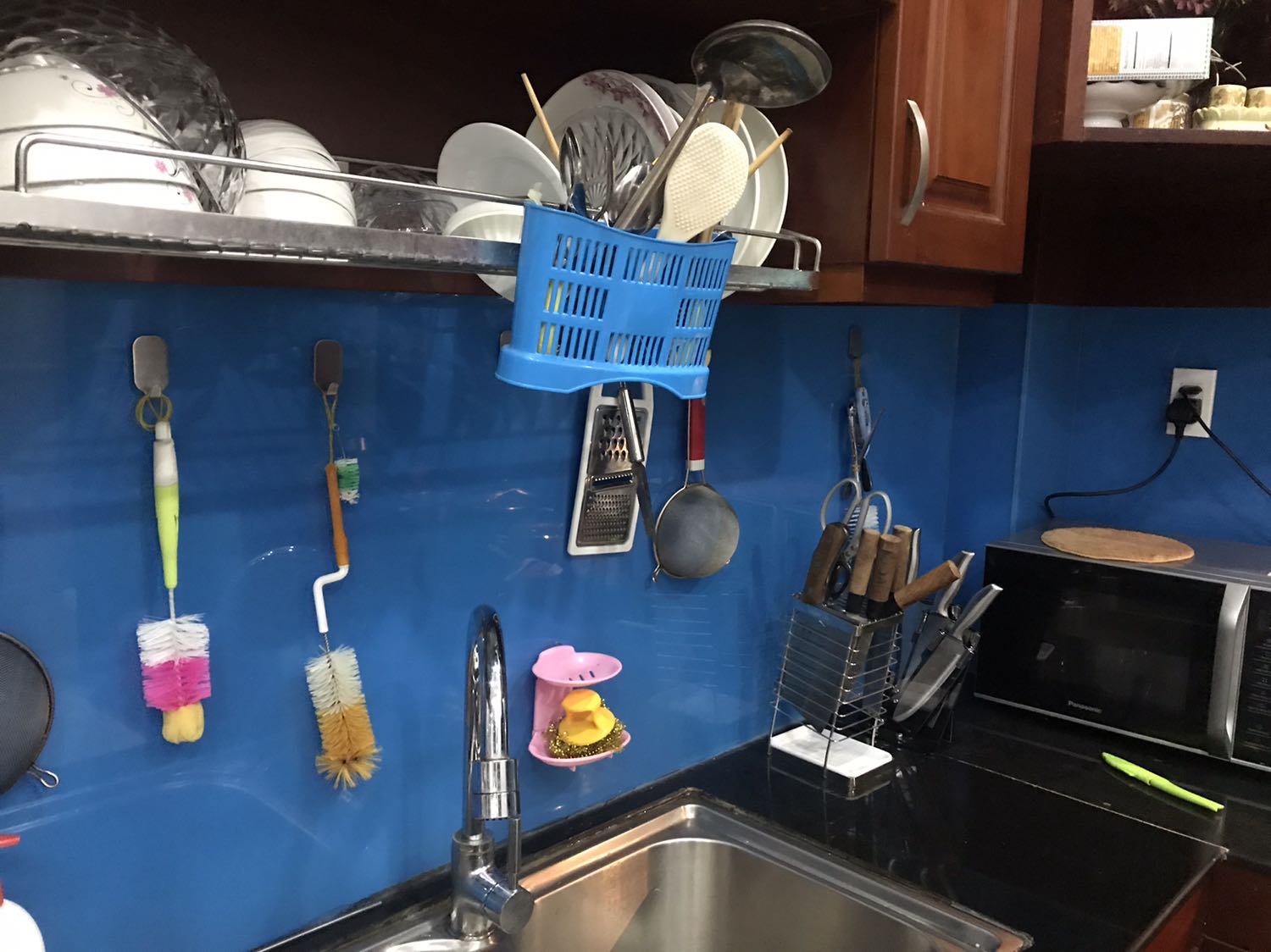 + Shop giao hàng đúng như mô tả.
+ Sản phẩm chắc chắn, đóng gói cẩn thận.
+ Lắp đặt dễ dàng.
+ Mọi người mua nên lưu ý, lắp tại vị trí kính sẽ ok, còn lắp ở gạch hay tường thì keo nhanh bung lắm. Lắp ở kính thì rất chắc chắn