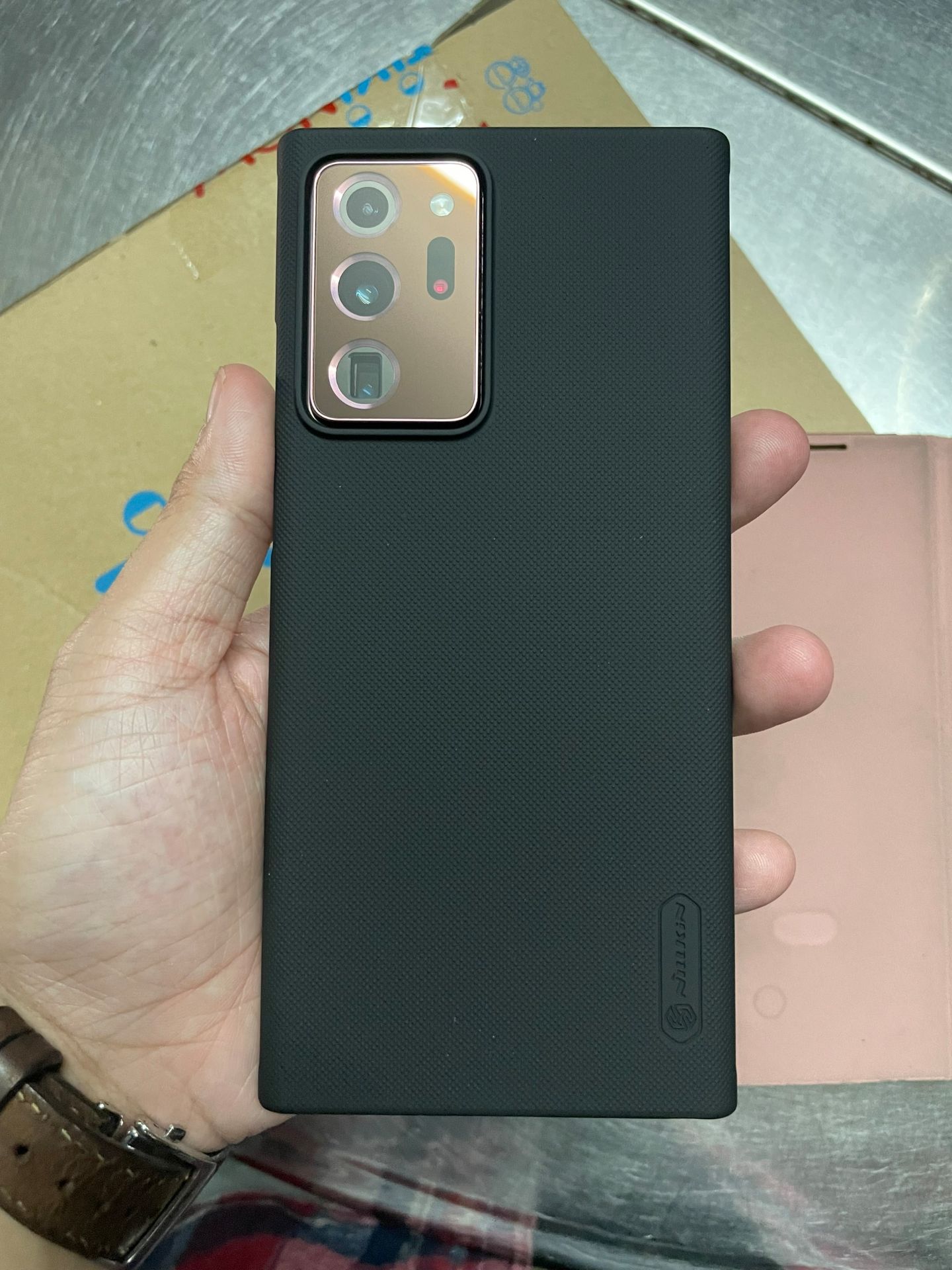 Case rất đẹp. Mỏng nhưng cầm rất chắc tay.