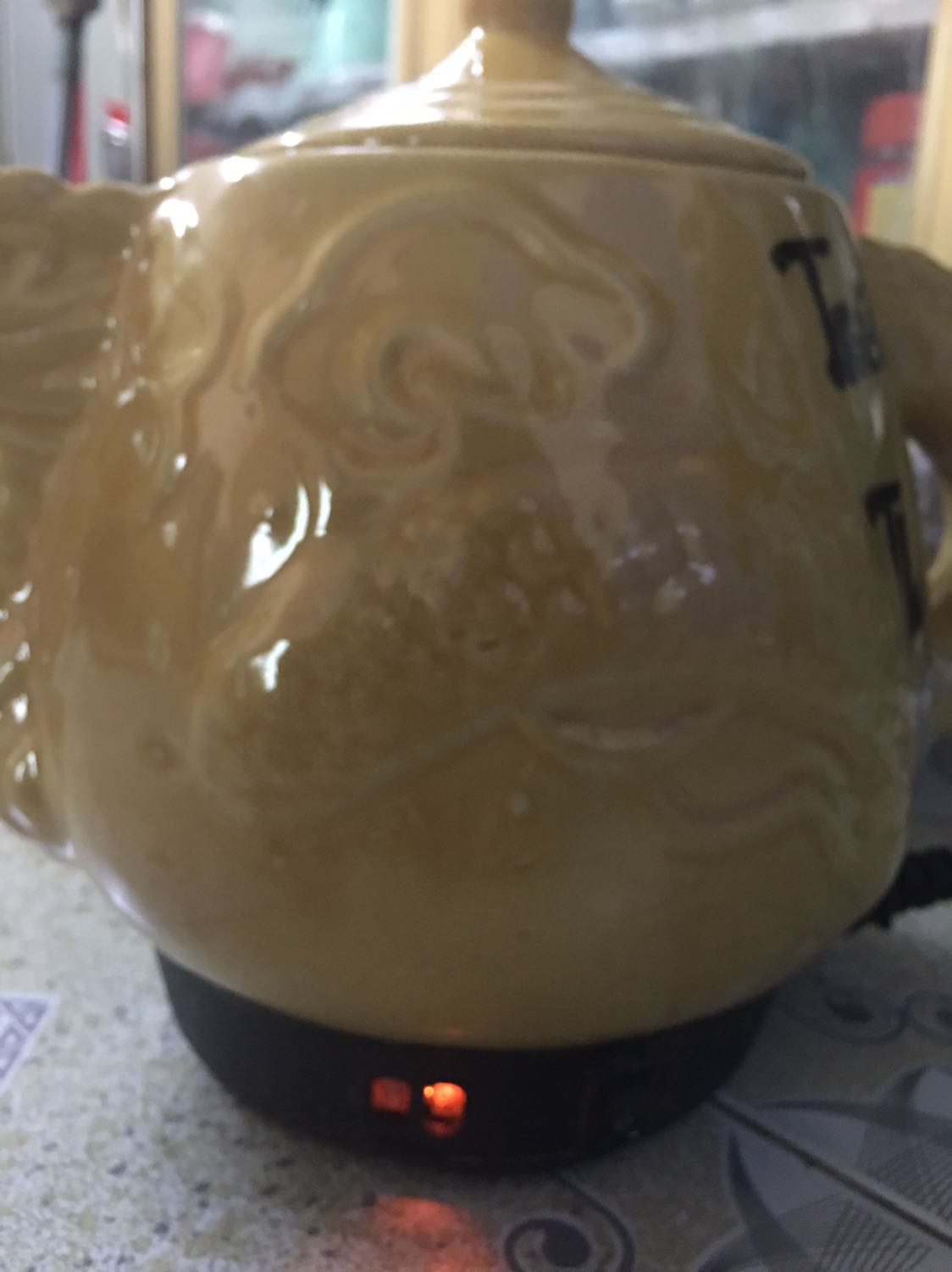 Sao ấm k giống như hình? Đèn nào là đèn vàng đèn nào đỏ k biết luôn!!!!