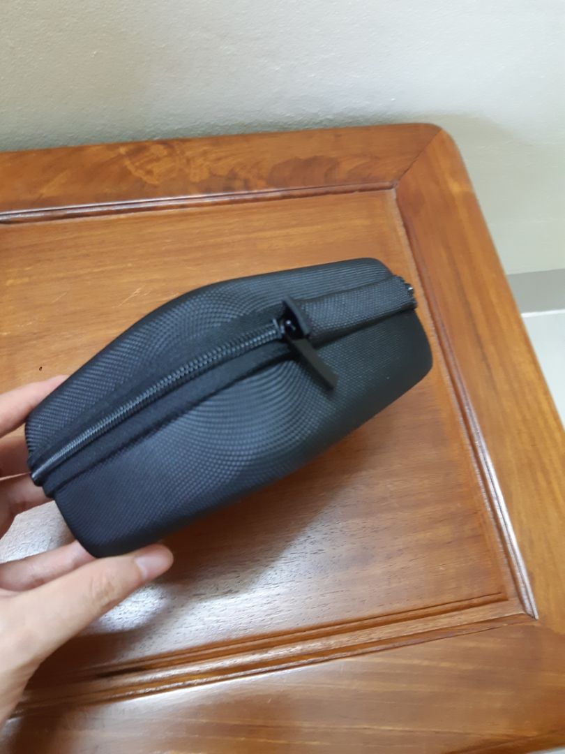 Sp rất cứng cáp và đẹp ạ. Khóa kéo trơn, mặt trong nhung mềm. Mình dùng đựng dây sạc laptop và tai nghe rất gọn. Cảm ơn shop.