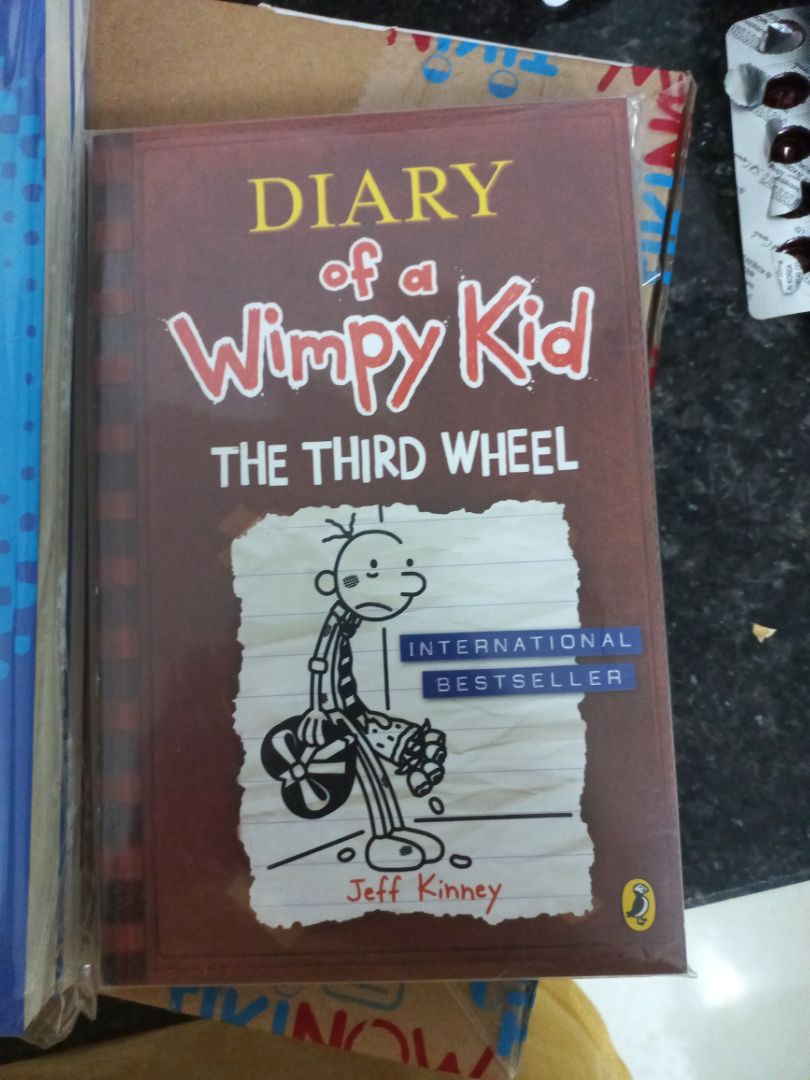 giao hàng nhanh cực, 2 tiếng là có rồi. mình ưng nhất khoản đóng gói, sách bọc cẩn thận lắm. không có trang nào bị lỗi, có điều giấy tối màu hơn mình nghĩ, còn lại okela
