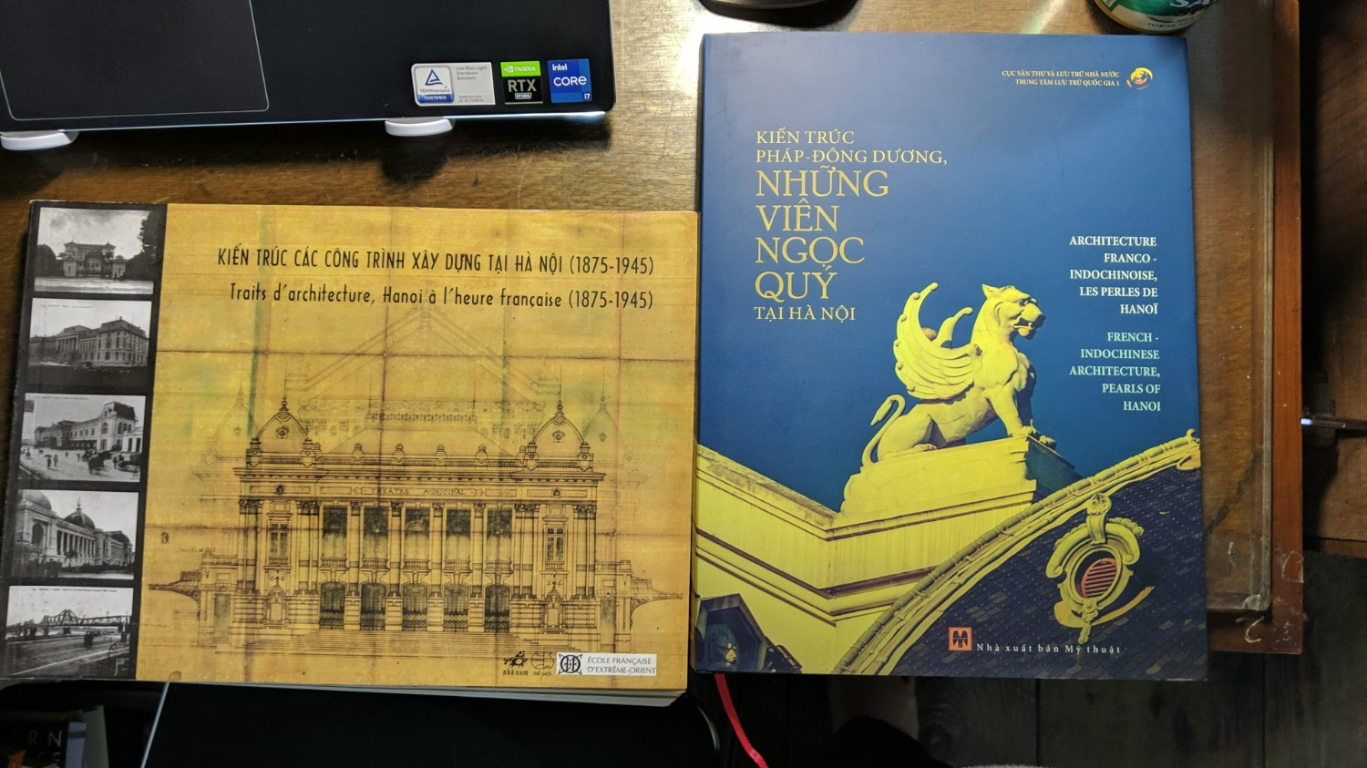 Về mặt vật lý, sách in đẹp, cứng cáp, chất lượng cao, trình bày trang nhã, kỹ lưỡng. Về nội dung, có bổ sung thêm một số thông tin so với cuốn "Kiến trúc các công trình xây dựng tại Hà Nội thời kì Pháp thuộc" của Lưu trữ quốc gia 1 xuất bản năm 2009. Tóm lại, đây là 1 cuốn sách đẹp để bày ở giá sách, và là 1 cuốn sách có giá trị (nếu chưa có cuốn xuất bản năm 2009)