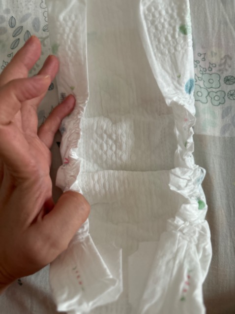 nếu so với loại skin perfect thì mỏng nhẹ hơn nhiều, thấm hút tốt hơn chứa dc nhiều nước hơn, bề rộng tã rộng hơn, ôm mông bé hơn nên hạn chế việc bị rỉ nước ra ngoài. m thấy sau khi bé tè bỉm k hề bị co lại, k thay đổi hình dạng, loại skin perfect thì thấy bề ngang bị co lại, bê dày lồi lên nhiều. Ngoài ra sau khi bé tè sờ mặt bỉm rất khô ráo như k có gì. Nói chung dùng thích hơn hẳn. Nên mua loại này cho bé ạ.