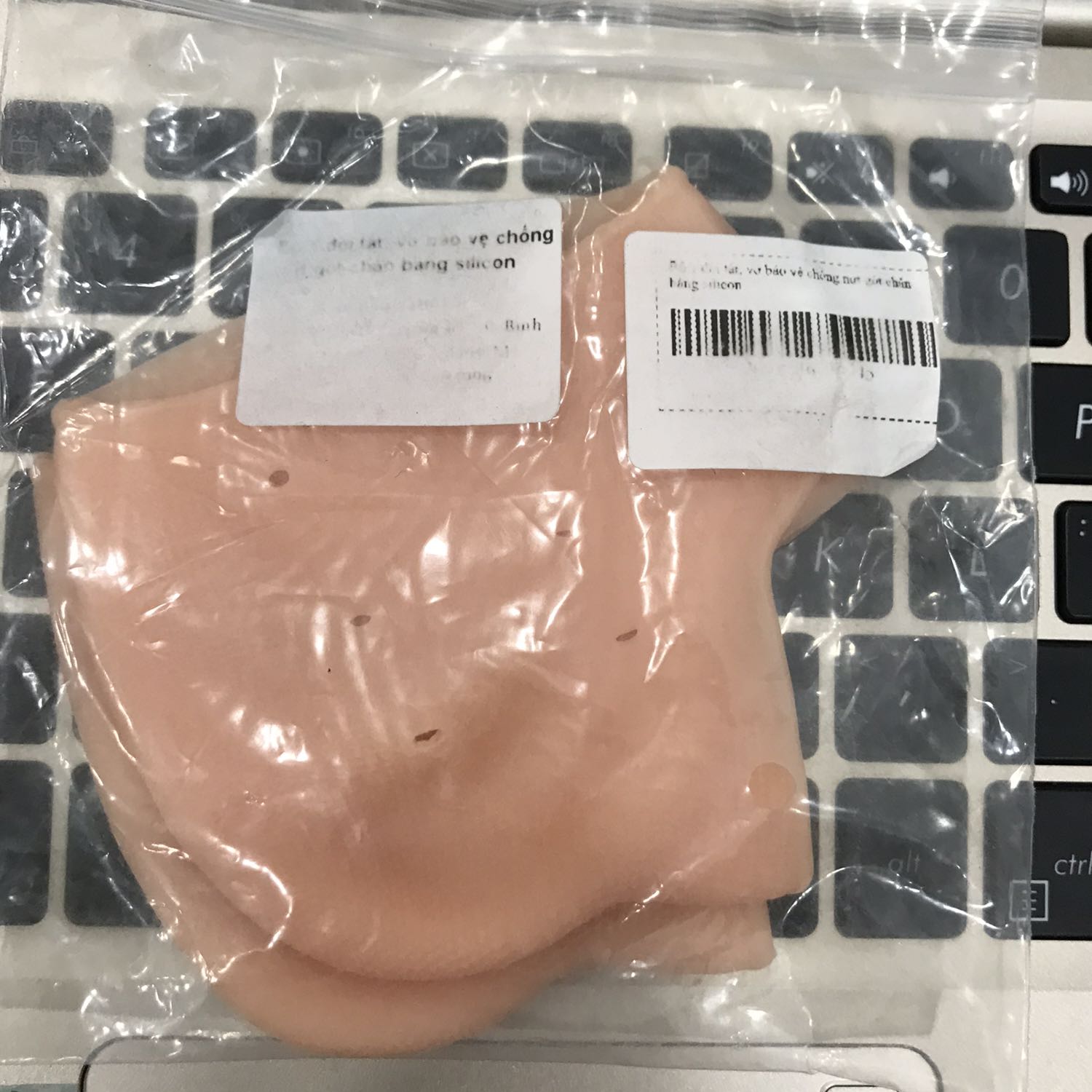 Mô tả sản phẩm của nhà bán thì ghi sản phẩm màu trắng, nhưng hàng nhận được lại là màu cam. Thông tin sản phẩm không đúng thực tế.