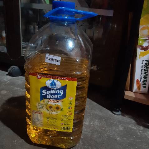 Tiki giao hàng nhanh, đóng gói kỹ càng. Hương vị của sản phẩm cũng bình thường, nhưng không hiểu sao mọi người lại review là sản phẩm rất thơm ngon này nọ làm mình kỳ vọng hơi cao, rồi khi nhận sản phẩm và dùng thử thì thấy không đặc biệt như mô tả của các reviewer. Cảm giác có chút hụt hẫng. Tuy nhiên nhìn chung sản phẩm tạm ổn nhé mọi người. Nếu mọi người hay làm bánh, chiên giò chả thì mua loại 5L này xài sẽ khá tiết kiệm.