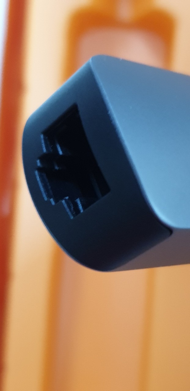 - Nhận hàng hết hồn vì ngoại hình sản phẩm quá tệ, hộp đựng rất cũ và có đầy vết bẩn, giống như bỏ rất lâu trong kho và không được bảo quản đúng cách.
- Khui ra sử dụng thì thấy phần nhựa đen ở cổng Gigabit lỏng le, lắc qua lắc lại có tiếng kêu bên trong. Đã làm yêu cầu trả hàng và đợi Tiki giải quyết.
- Nghe tên tuổi anh này đã lâu nhưng lần đầu tiên lại dính sản phẩm lỗi kiểu này thì lại phải đi tìm thương hiệu khác mà dùng rồi.