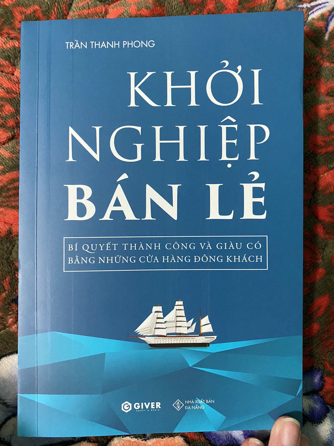 Nếu bạn đang có đam mê với khởi nghiệp, bạn chưa hề có kinh nghiệm gì trong tay, Khởi Nghiệp Bán Lẻ đích thị là cuốn sách dành cho bạn. Cuốn sách giống như một “người thuyền trưởng” đưa bạn đến một vùng đất mới với một cách thức khác để khởi nghiệp kinh doanh với tỷ lệ thành công cao hơn rất nhiều. Không khó để tìm thấy một quyển sách khởi nghiệp đến từ nước ngoài nhưng để tìm đến một cuốn sách khởi nghiệp của Việt Nam, Khởi nghiệp bán lẻ tự hào là một trong những cuốn sách hiếm hoi đó. Cuốn sách không chỉ thiết thực với tình hình thế giới mà còn phù hợp với bối cảnh Việt Nam.