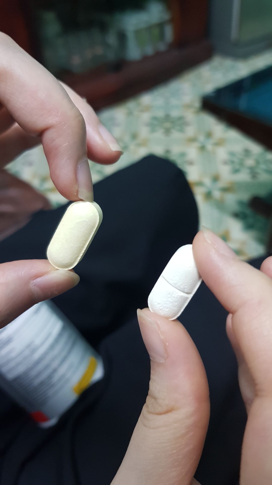 khi mở hộp ra tôi thấy bên trong hộp có lẫn 2 LOẠI: VIÊN MÀU TRẮNG & VIÊN MÀU VÀNG. Tôi có hỏi bạn bè ở Mỹ, họ có nói: Hãng Costo (nhà sản xuất thương hiệu Kirkland) có sản xuất Glucosamine với 2 loại là màu trắng và màu vàng, mỗi loại sẽ có thiết kế sản phẩm khác nhau một chút. Nhưng KHÔNG BAO GIỜ có chuyện 1 lọ lại lẫn 2 màu trắng và vàng cả. Bởi 2 loại đó ở 2 dây chuyền sản xuất khác nhau. Hơn nữa, trước khi dùng loại này, người nhà tôi đã dùng Glucosamine HCL cũng của hãng này và 1 lọ chỉ có 1 màu thuốc.  Nên tôi chắc chắn 100% đây là hàng giả.