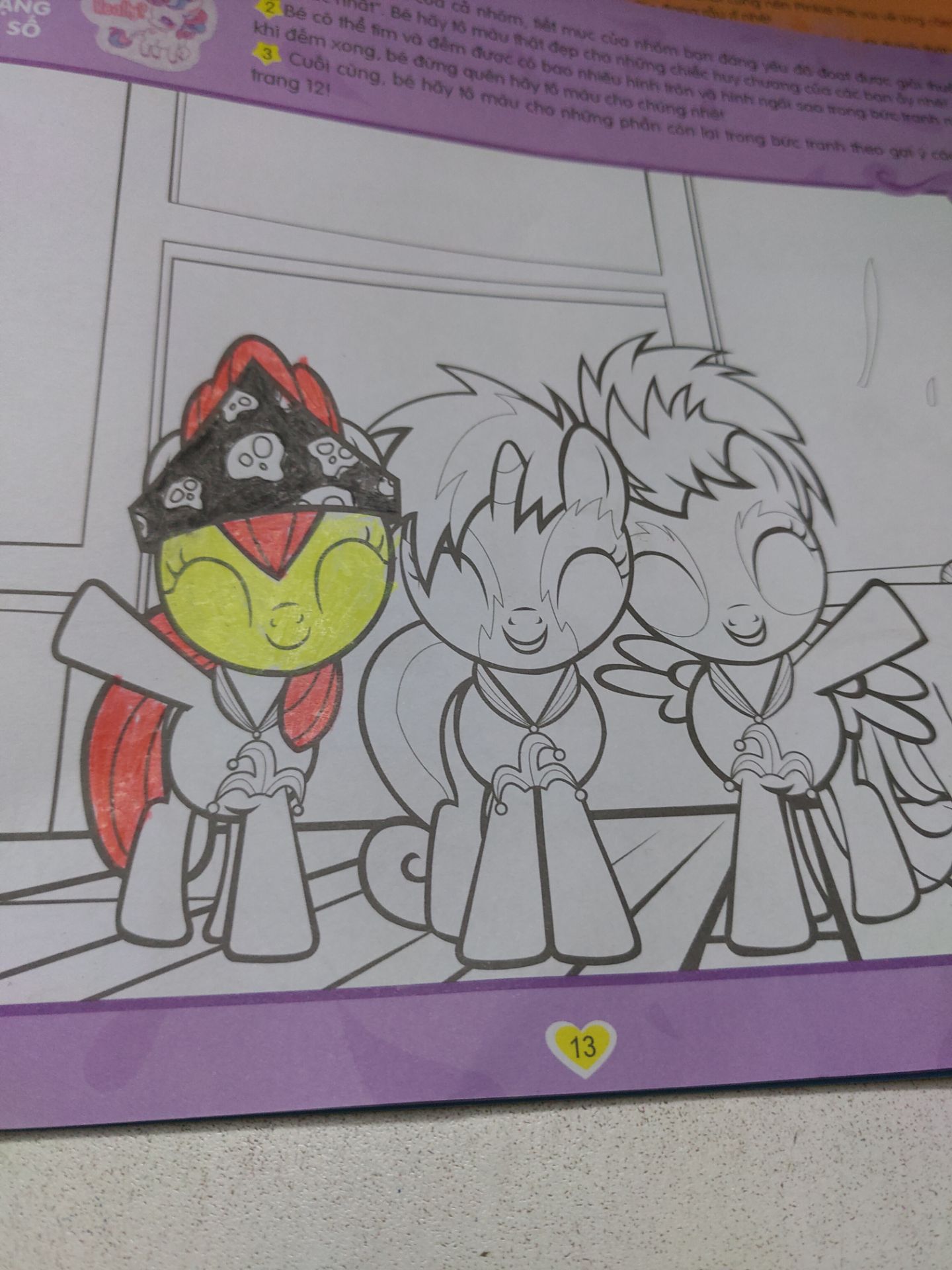 Sách in rõ, chất lượng giấy ổn, tô màu không hằn qua trang sau, mỗi cuốn khoản 14 hình, bé tô xuyên Tết. Dùng bộ màu Deli mua từ Tiki rất đẹp.