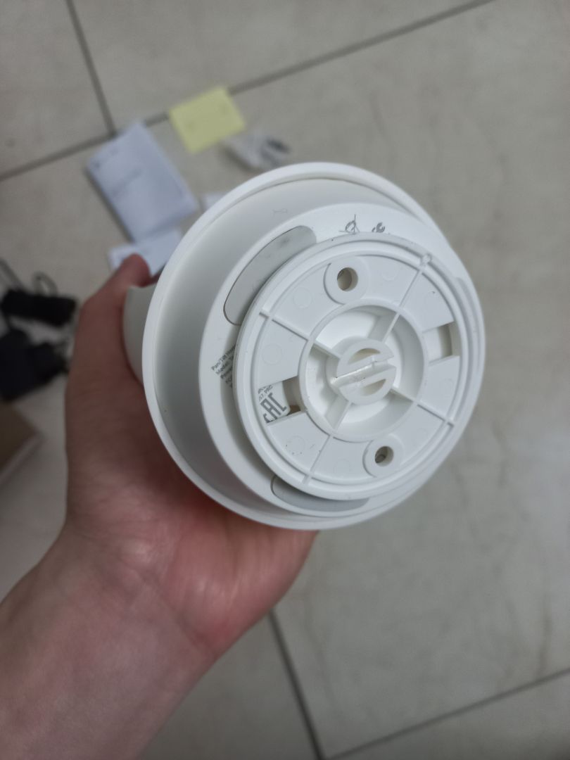 Đầy đủ phụ kiện. Tính năng cũng nhiều: quay ngược hình ảnh (để gắn ngược camera lên trần), tự động quay qua lại - trên dưới, phát hiện chuyển động, thông báo đến app, báo động, chế độ ban đêm,...
Lần đầu dùng nên mình chưa biết độ bền.

Tiện đây mỏi người cho mình hỏi: Mình trót gắn đế vào camera để *** xem đế đi kèm c dễ bị tuột khi gắn cam không (như ảnh). Giờ làm sao bỏ nó ra nhỉ?