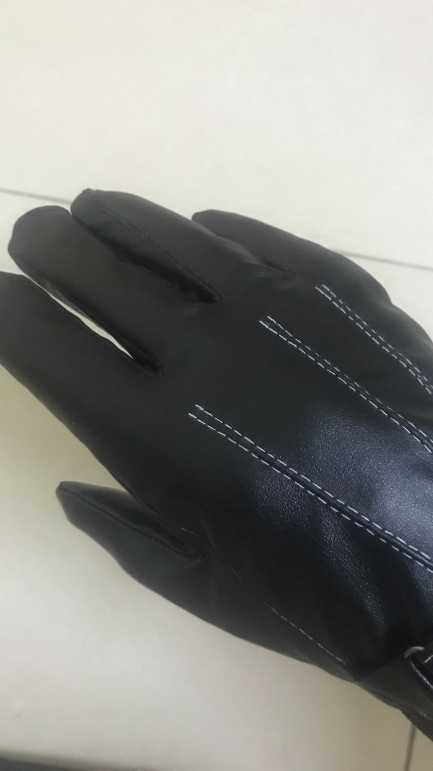 Găng tay đẹp, nhìn khá là ok. Dam mềm và sáng bên trong có lót lông đeo rất ấm. Đi mưa về lau cái là ok ko lo bị ướt. Sản phẩm đẹp và mình khá là ưng ý. Với giá khá là rẻ mà sản phẩm như vậy là mình thấy ưng lắm rồi. Cảm ơn shop.