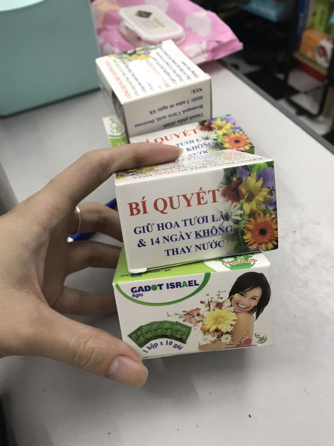 Gói này mình dùng lâu rồi. về độ bền của hoa thì ko có mấy công hiệu nhưng giảm đc mùi hôi của nước, nhất là cắm cúc, dùng 2 gói này thì cắm 2 tuần ko bị thối nước.