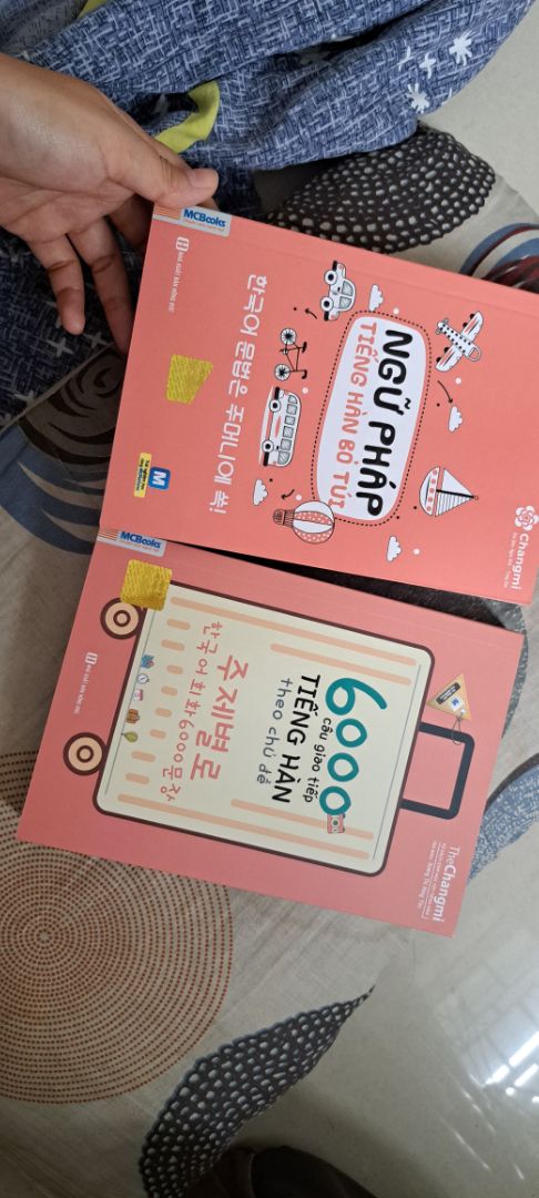 Sách đẹp, in ấn màu bìa rất dễ thương. Sách bỏ túi mà cầm to nặng hết hồn, tự học ko biết chừng nào xong để review :)))))))