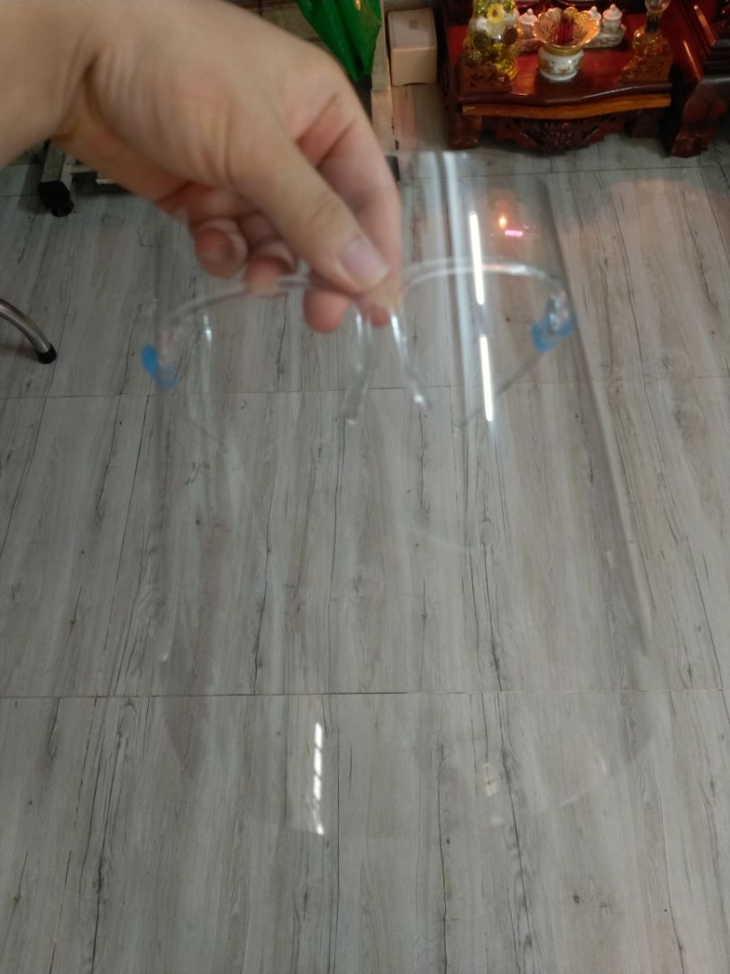 Sản phẩm không giống mô tả, ghi là nhựa cứng nhưng hàng được giao chỉ là tấm nhựa dẻo mỏng, thật sự quá thất vọng, không có phần trả hàng, thật là mất uy tín, lời khuyên shop nên chỉnh đốn lại cách mô tả sản phẩm của mình.