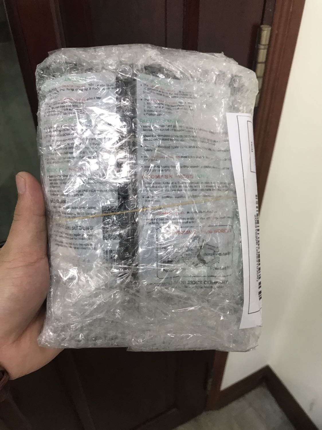 Sản phẩm đóng gói chắc chắn, màu sắc chuẩn mình thích luôn . Chất vải mền mịn, *** thử không thấy đau khi đeo qua tai . Sẽ ủng hộ thêm shop nhé