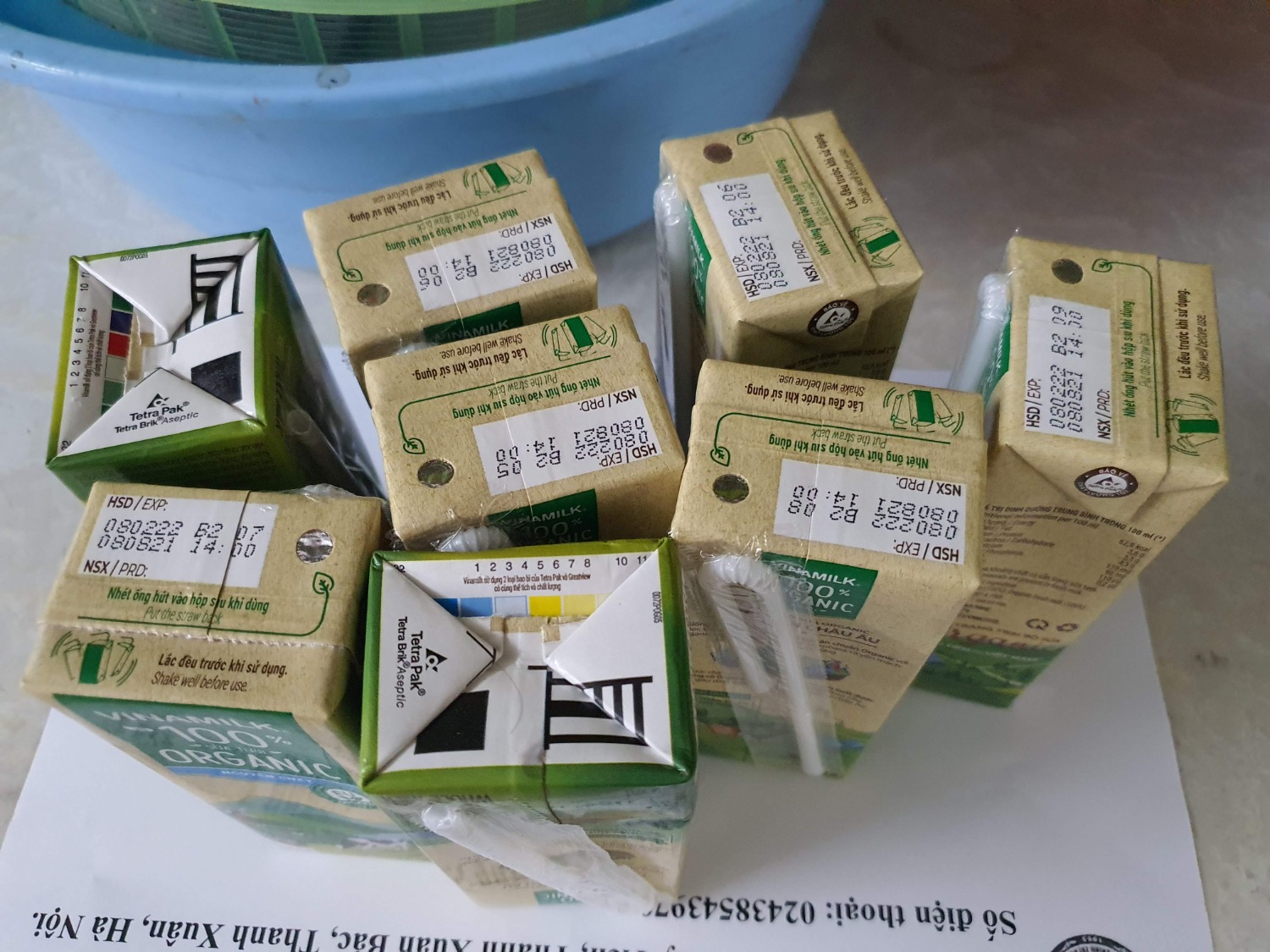 Khi nhận từ shipper thì chưa phát hiện ra do thùng sữa được gói bọc tốt bằng màng co nilon. Về mở ra mới thấy, chắc do lúc vận chuyển bị xô lệch nên bục 1 hộp ở góc (bục chỗ cắm ống hút) khiến sữa rỉ ra, tràn vào các lốc còn lại. 1 nửa thùng ko phải lau lại, còn 1 nửa thì phải cắt nylon ra ít nhiều phải lau lại từng hộp cho sạch sẽ.