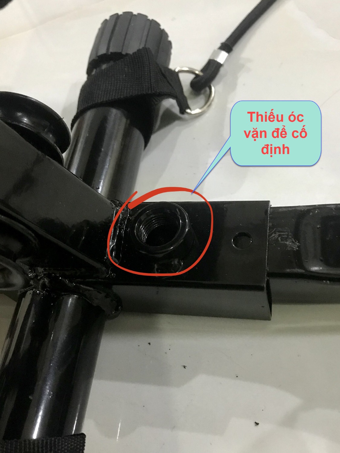 - Đóng gói sản phẩm kém (so với rất nhiều sản phẩm tôi từng mua từ Tiki)
- Sản phẩm giao thiếu linh kiện, bị cong móp, vỡ và bong tróc
- Không sách hướng dẫn
- Không có bất kỳ giấy tờ liên quan thông tin bảo hành sản phẩm