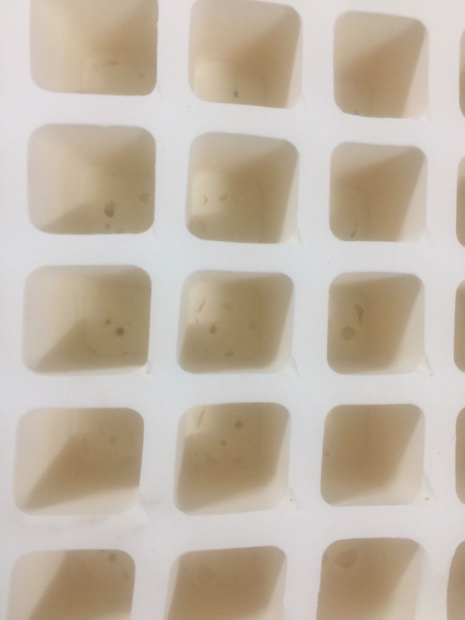 Nệm bị lỗi rất nhiều. Yêu cầu đổi lại nệm khác. Cám ơn Tiki