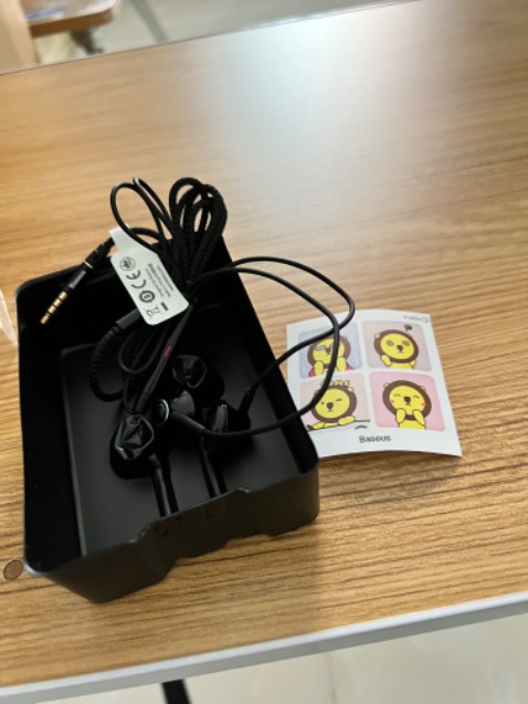 Nhận hàng sớm hơn dự kiến
Tai nghe nhỏ gọn, nhưng baseus thiết kế hộp to quá, được cái hãng có tặng kèm sticker cute.
Dây được thiết kế dạng chống rối, khá chắc chắn. Phần earbud không bo cong nhiều nên đeo lâu dài sẽ hơi đau tai xíu
Âm thanh khá lớn (mình chỉ *** âm lượng khoảng 30%) , vẫn có tiếng bass, tuy nhiên độ trong trẻo, khả năng tái tạo âm thanh khá tốt tuy chưa bằng loại tai nghe có dây của apple nhưng có thể sánh ngang với samsung hay oppo.
Về mic thì mình chưa *** nhưng thấy nhiều bạn bảo khả năng thu âm của tai nghe này rất tốt nên thích hợp dùng để thu âm khi hát hay ***
Hài lòng với mẫu tai nghe này, shop bán hàng rất uy tín. Thank shop nhiều nha