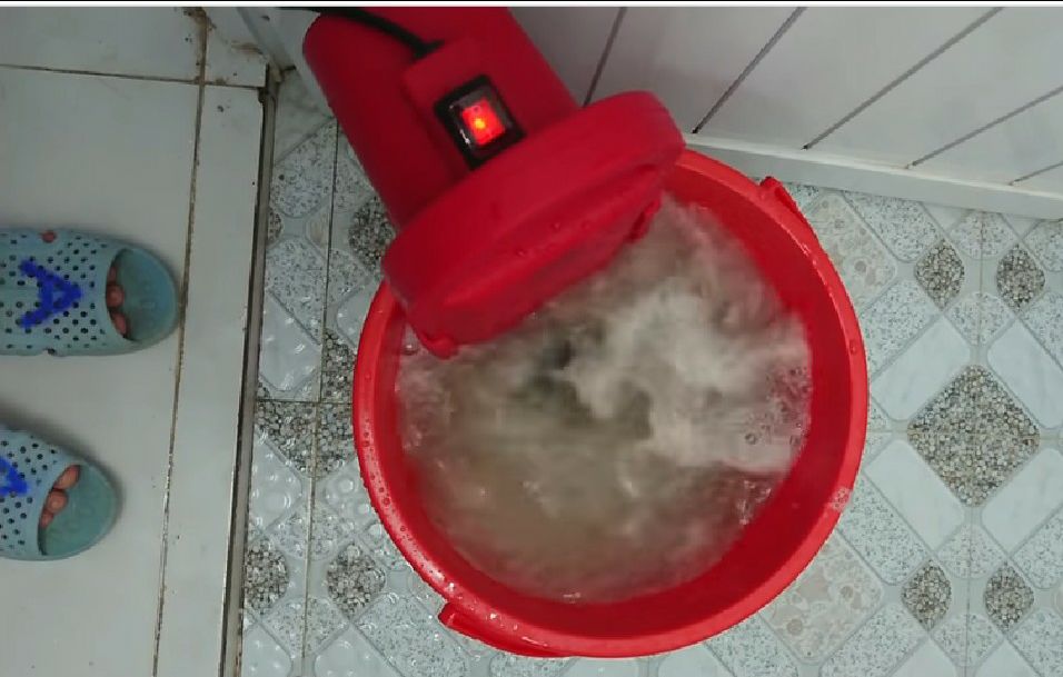 Mình mua giặt giẻ lau. Máy mạnh, giặt sạch, lưu ý phải đổ nước qua vạch min (qua cái quay) thì mới không văng tung tóe, và giặt lần ít thôi chừa không gian cho nước xoáy đảo đồ, nhét cứng ko đảo được á. Mình cứ vậy lật xô đổ nước, xong châm nước quay xả 2- 3 lần. Cuối cùng vắt sơ phơi. Ko bất tiện lắm so với giặt nùi giẻ bằng tay