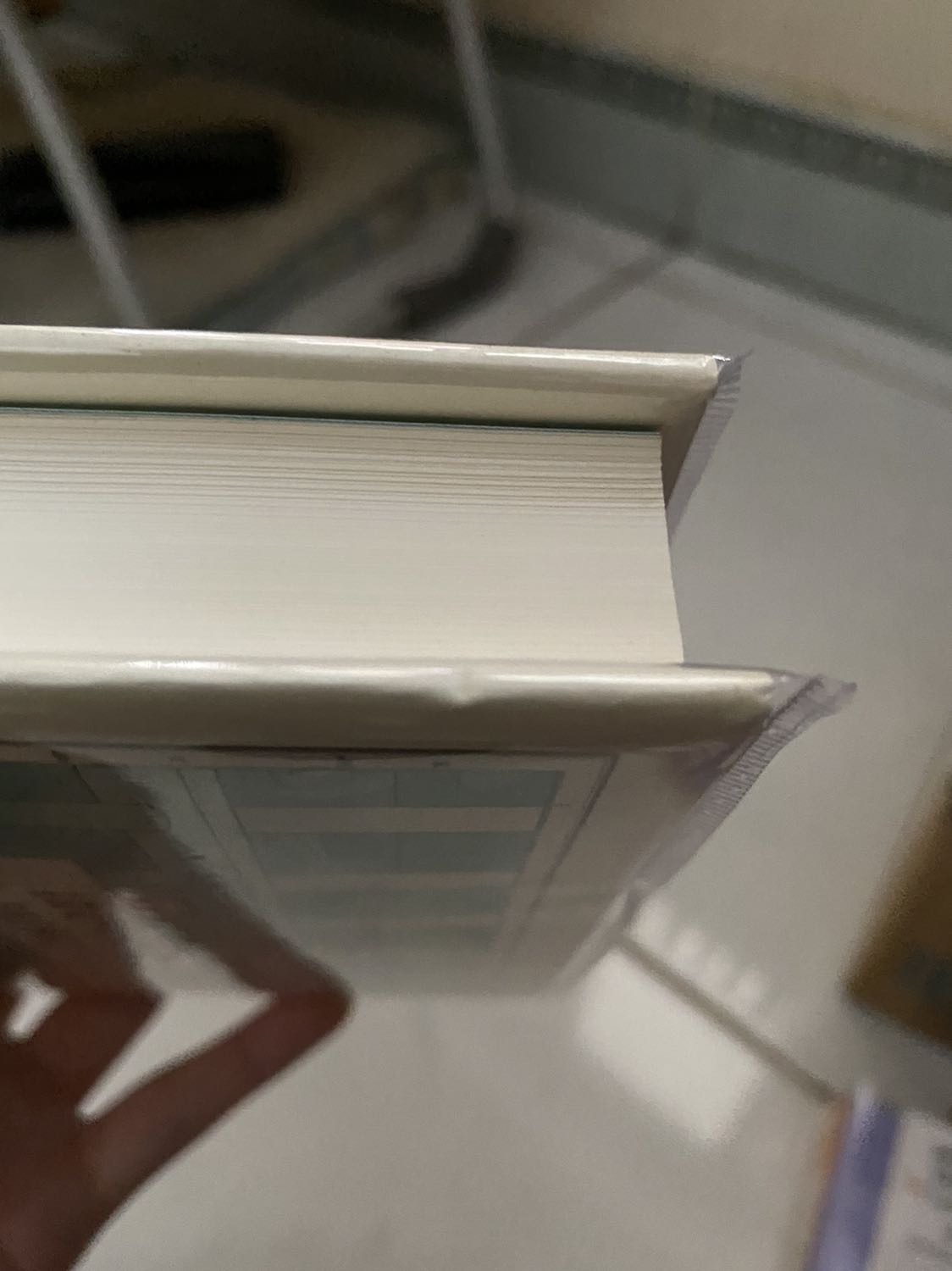 Gói hàng thì thui không nx nữa, u như kỹ thui, may mà sách ổn 🥲 sách đẹp, bọc sách siêu xinh, do bìa cứng lại không có bọc nên móp chút đỉnh nhưng không đáng kể, mà chỗ cạnh giấy bị sần, hình như dính keo với có tí ti bẩn, mình không khó nên thui cũng chấp nhận được, mà tiếc là không có bookmark 🥲