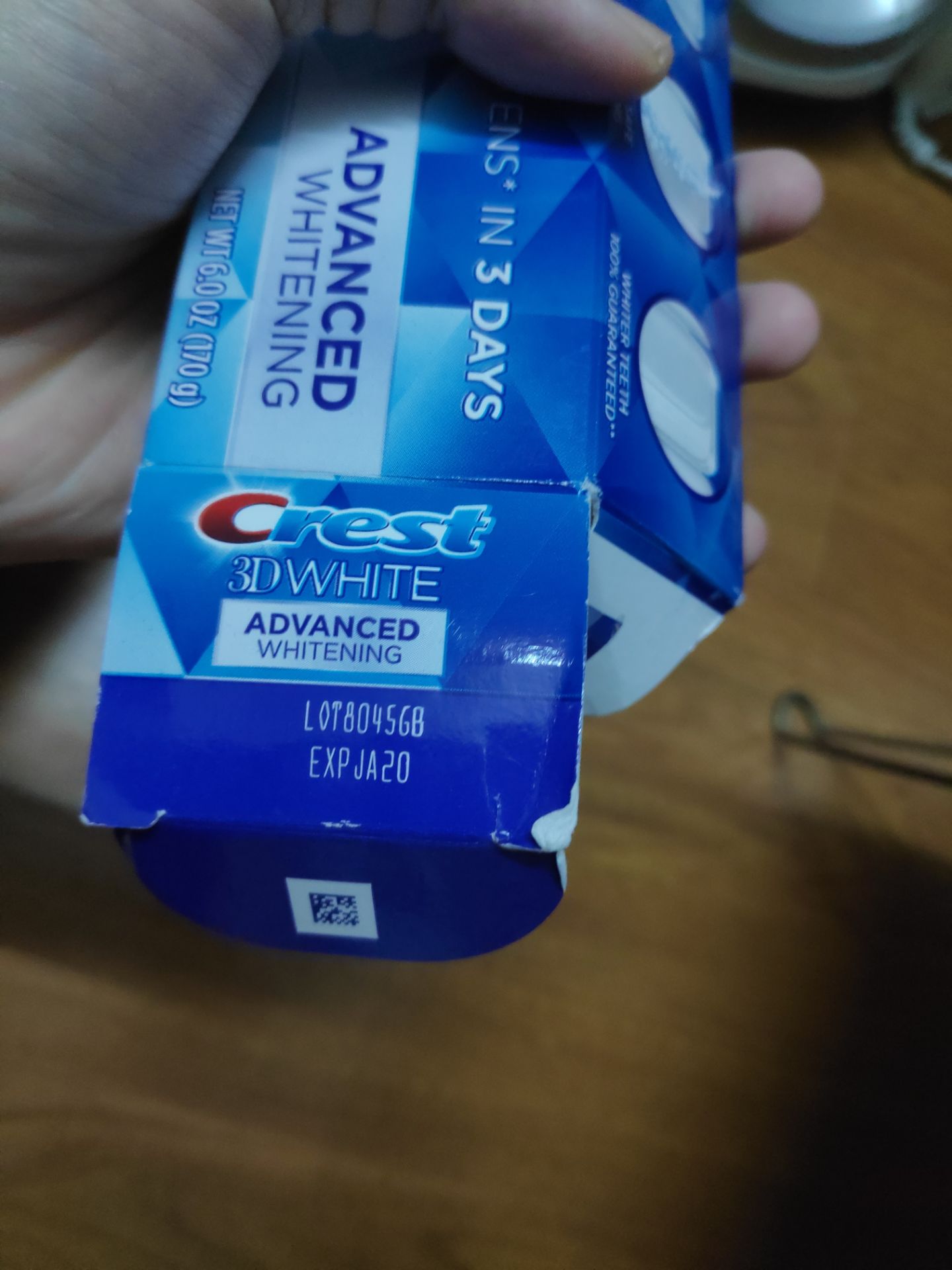 Vỏ hộp móp méo, hơi cũ, chữ in trên vỏ nhìn bị nhòe, hơi dại dại (mình chụp hình gần vỏ để mn thấy rõ nhất là chữ 3D White bị lem màu xanh). Mã trên sản phẩm là 91612836 nhưng trên vỏ là 90838297. Màu sắc kem thì như trên ảnh. Không rõ là hàng giả hay không. Hôm nay là 10/06/2019, hsd trên bao bì là 01/2020.