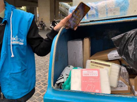 Đặt hàng 1 đằng, giao 1 nẻo. Mình đặt 2 hộp 1000 miếng thì giao cho 1 hộp 1000 miếng và 1 hộp 475 miếng. Đồng kiểm cùng với nhân viên giao hàng, biết là giao ko đúng yêu cầu rồi nhưng mình vẫn dễ tính nhận hàng. Ai dè, lúc sau nhìn kĩ mới thấy cái hộp giao nhầm còn sắp hết hạn (nhận hàng 17/03/2023 mà HSD 14/06/2023). Shop nên bán hàng có tâm chút đi.