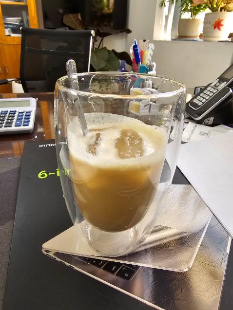 Ly thiết kế to quá nên cầm ko trọn bàn tay trong khi tay tôi đã khá to hơn so với đàn ông khác. Thành ly mỏng nên cảm giác dễ vỡ. Có điều cách nhiệt khá ổn