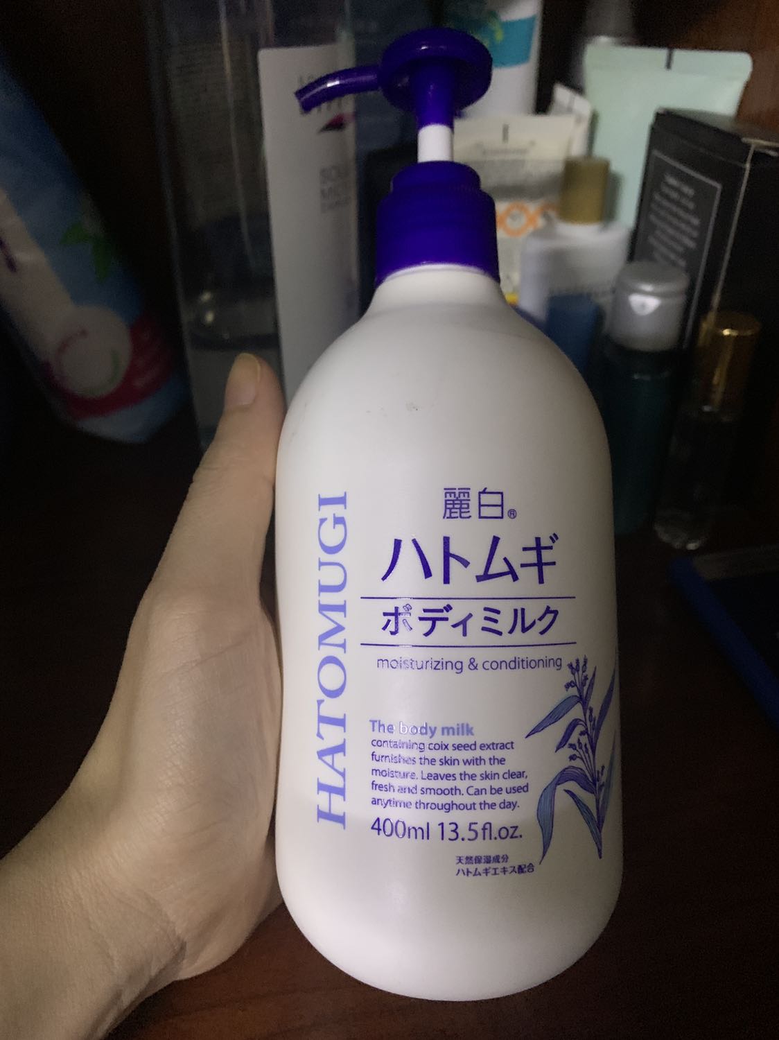 Mùi hương dịu nhẹ, nếu ai nhạy cảm có thể thấy hơi hắc. Mình dùng kết hợp với sửa tắm nên cảm thấy khá hiệu quả, các vùng da đầu gối cùi chỏ tay bớt thô ráp, màu sáng lên một xíu, chỉ mới dùng 1 tuần nên chưa biết có thể dưỡng trắng da không. Khi bôi chất sữa dễ tan, thấm nhanh, đợi 10phút khô hẳn. Mùi hương lưu lại không lâu. Check tem đúng là hàng Nhật nha mn. Dùng cảm thấy khá ưng với sản phẩm này. 
Về tiki thì giao hàng nhanh, đóng gói kỹ, hài lòng!