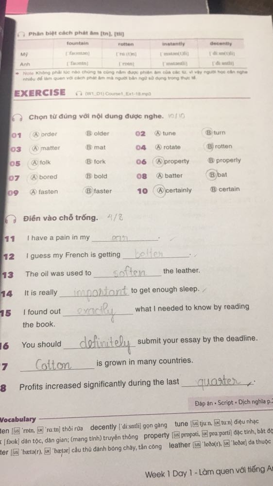 Phải nói là bộ này đỉnh lắm luôn 😢💕 Thiệt sự hối hận vì không mua sớm hơn để học. Mình mua rất nhiều loại sách tiếng anh rồi mà mình thấy tâm đắt nhất bộ này luôn. Ban đầu mình mua thử cuốn speaking học trước sau đó thấy đỉnh quá mua nguyên bộ. Đối với mình khó nhất chắc có lẽ là writting và dễ nhất là reading. Phần reading dễ học nhưng từ vựng cực kỳ nhiều🥲 listening thì công nhận có tâm lắm luôn, có cả cách đọc người anh vs người Mỹ luôn😭 đỉnh lắm. Phần writting thì chỉ cho bạn công  thức để bạn viết hay hơn, có nhiều công thức mình học tới đại học rồi mà vẫn không biết. Còn cuốn speaking thì vừa giúp bạn luyện nghe vừa luyện nói luôn nha. 4 cuốn đều rất có tâm, dịch cực kì kỹ càng luôn, rất đỡ tốn thời gian khi học mà tra từ, sách để hết bên dưới luôn. Mình nói thật mình là một đứa rất dở anh văn nhưng khi học cái bộ này mình học ghiền mà quên thời gian luôn đó. Phải nói là nên mua❤️