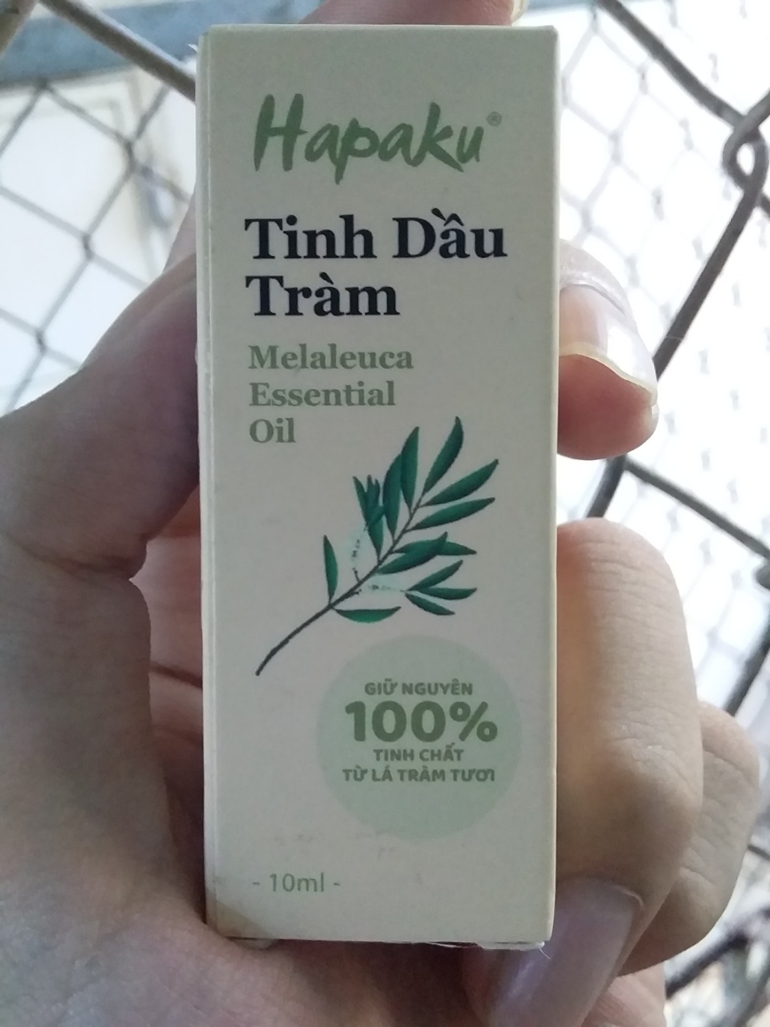 nhận được hàng khá là nhanh vì mình đặt vào lúc cuối tuần và được shop đóng gói cái hộp thiệt lớn lun, sản phẩm bên ngoài mới cầm mở ra là đã thấy có mùi thơm rồi, lúc đầu thấy mùi kh thích lắm chắc do mình mới lần đầu được biết vị tràm, hàng có tem chống giả và đóng gói khá chắc, mở hộp ra thì hơi bị bất ngờ vì mùi nhẹ, dễ chịu, có thể bị nghiền nữa ah, e hay lấy ra ngửi để cảm nhận , cảm giác sp đúng như shop mô tả hoàn toàn từ thiên nhiên, cho shop 5 sao về chất lượng và chị chủ shop thân thiện, tư vấn nhiệt tình lắm ah. do nhà e kh có máy phun tinh dầu, nếu được sẽ dùng thử xem sao, sẽ trải nghiệm thêm sp và ủng hộ shop ah.