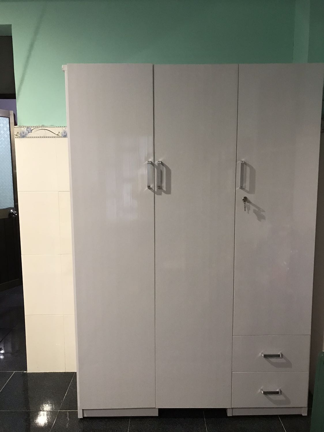 Đặt 12/11 đơn để 15/11 giao nhưng tới 26/11 mới được shipper gọi. Shop cũng không liên hệ gì mình hết. Tủ thì tiền nào của đó. Bạn nào làm việc ở nhà thì hãy đặt hàng nha tại vì mình không biết ngày nào sẽ được giao. 5 sao là do anh shipper nhiệt tình thôi.