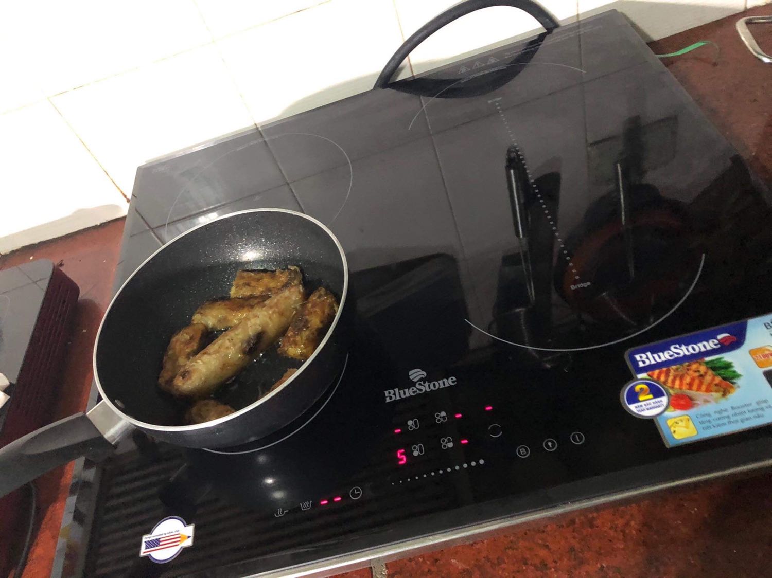 Giá quá tốt mà Tiki lại còn chăm sóc nhiệt tình khi bếp của mình có trục trặc lỗi kĩ thuật. Mặc dù bị gián đoạn bởi Tết nhưng không sao. Bếp rất tiện lợi mà đặc biệt giá lại tốt hơn rất nhiều mua bên ngoài. Tiki trading nên yên tâm không gặp hàng giả.