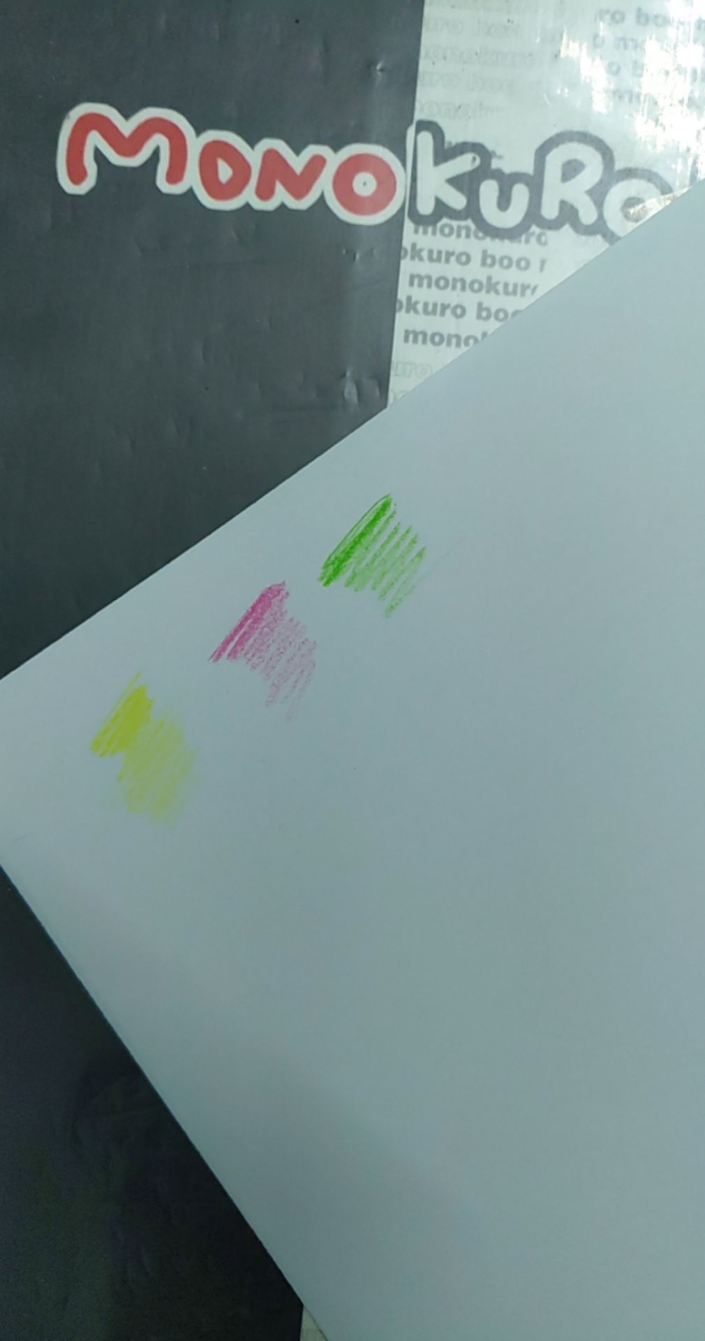 Màu dùng thích lắm ạ??
nếu ai thích thì nhanh tay đặt ngay nhá
Hộp thiếc khá ok, màu nhìn vào là ưng mắt ngay,Nói chung là tuyệt !!