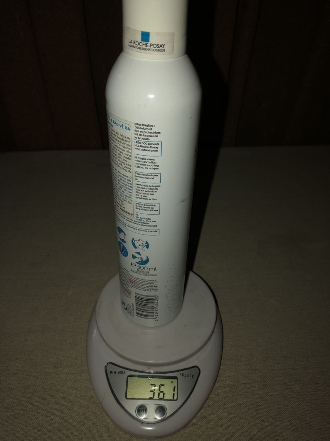 Vừa nhận sản phẩm ngày hôm qua, mở ra chai bị dơ nhiều chỗ, hơn nữa chai cầm lên rất nhẹ tay, ko giống chai 300ml, dung tích ko đúng quy chuẩn, mình đã cân mà khối lượng chỉ có 361g, nếu là nước bình thường 300ml đã tương đương 300g, nhưng là nước khoáng, như vậy chai chỉ nặng 61g có hợp lý không