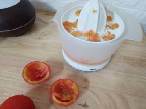 Hôm nay không mua được cam nên *** máy với quả cà chua, thấy hoạt động cũng OK. Thấy thiết kế máy đơn giản, không có nhiều chi tiết lắt nhắt nên tiện sử dụng và vệ sinh. Hàng chính hãng, giao khá nhanh dù không có Tikinow, giá mềm hơn các shop khác