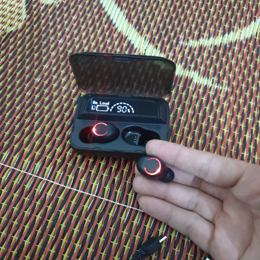 Thật bất ngờ với mức giá hơn 200k mà nhận được sản phẩm như này
Về thiết kế, tai nghe khá gọn và đẹp, đeo không bị đau tai
Âm thanh thì êm có bass đầy đủ, nghe nhạc rất phê
Pin dùng cũng được khoảng 2h, như thế là ok
Tổng thể chất lượng rất ok so với giá, mọi người nên mua, cho shop 10* và sẽ giới thiệu cho bạn bè để ủng hộ shop