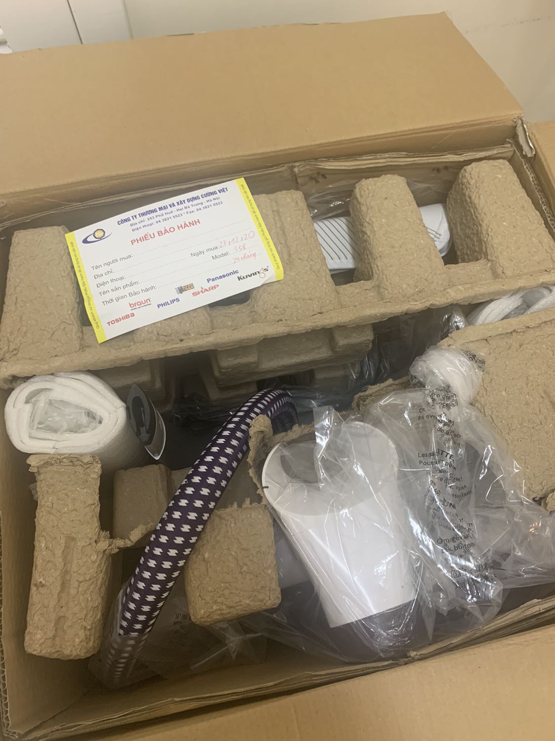 Mới đập hộp mua về, phải lên youtube coi cách lắp ráp, giao hàng tốn 200k tiền ship mà thấy hơi lâu tới hơn 2 tuần mới có. Mới sử dụng thấy chưa quen tay và một số bất tiện khi ủi tay áo sơ mi . Để mốt sử dụng lâu rồi đánh giá tiếp. Cảm ơn tiki mong tiki càng ngày càng làm tốt việc kiểm định sản phẩm và sàn lọc nhà ***