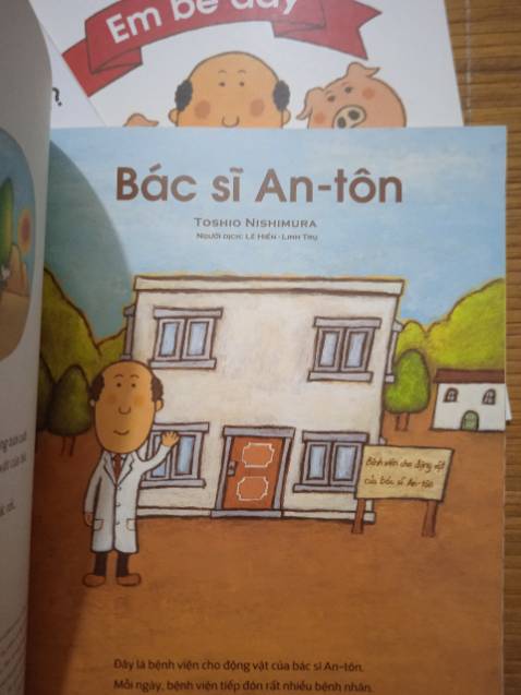 các mẹ nên đọc cho con theo hướng tương tác, nói giọng hoạt hình con sẽ rất thích. em bé nhà mình ngày nào cũng ngóng tới giờ mẹ đọc cho nghe