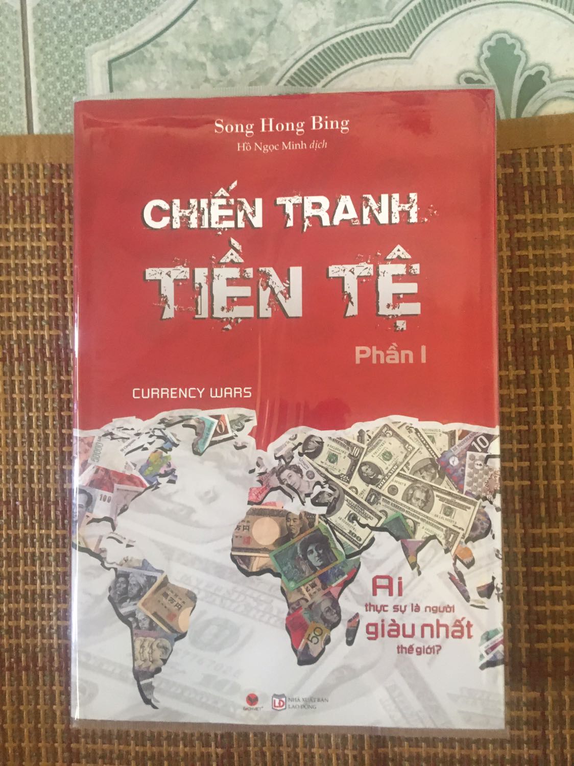 Mình rất hài lòng.

1. Chất lượng của Tiki:

- Tiki trading giao hàng nhanh
- được ưu đãi giá rất nhiều
- chất lượng sách nhận được rất tốt
- Bọc sách bookcare sạch đẹp, cầm sách lên rất ưng.

2. Nội dung sách:

- sách được viết theo lối tường thuật, kể chuyện hoàn toàn từ phía tác giả, ít khi dẫn chứng. Mà vì là lịch sử nên cũng không thể đòi hỏi dẫn chứng được.

- Nên đọc sách này bạn cần một tâm lý mở để đón nhận một góc nhìn hoàn toàn mới về cách thế giới đang vận hành.

- nội dung hay, rất sâu sắc. Hoàn toàn xứng đáng bỏ tiền ra mua đọc.
