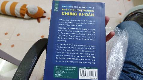 Về nội dung thì được trình bày rõ ràng,  phù hợp với cả người mới bắt đầu lĩnh vực CK và người đã có kinh nghiệm. Giấy đẹp, in tốt. Tuy nhiên liệu sách giao mình bị biến dạng ở góc trên, không hài lòng điều này. Mình có kèm hình ảnh.