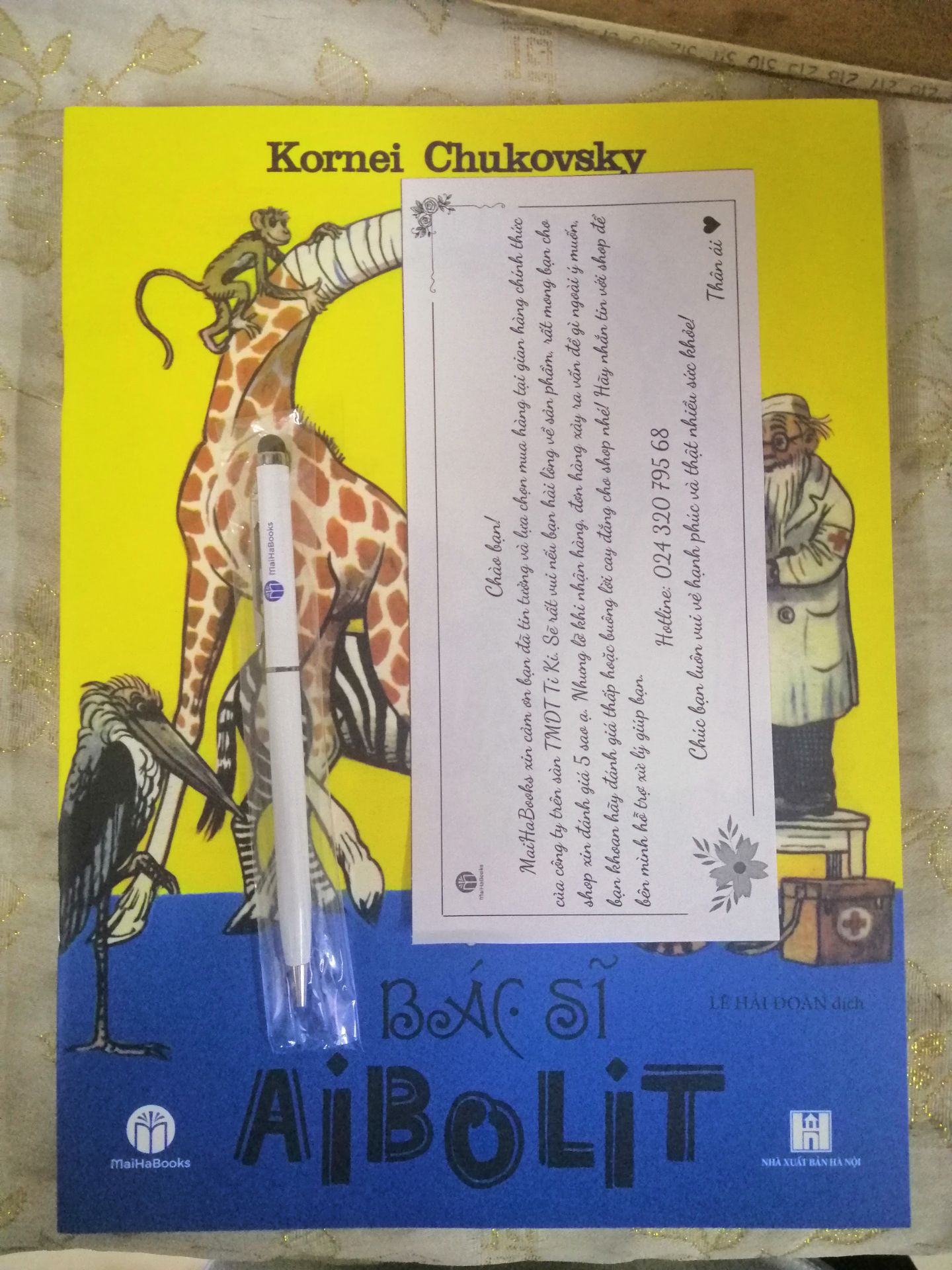sách khổ lớn, khoảng 25x20cm, cuốn Aibolit là thơ nha mọi người, không phải văn xuôi, nhưng vẫn rất hay