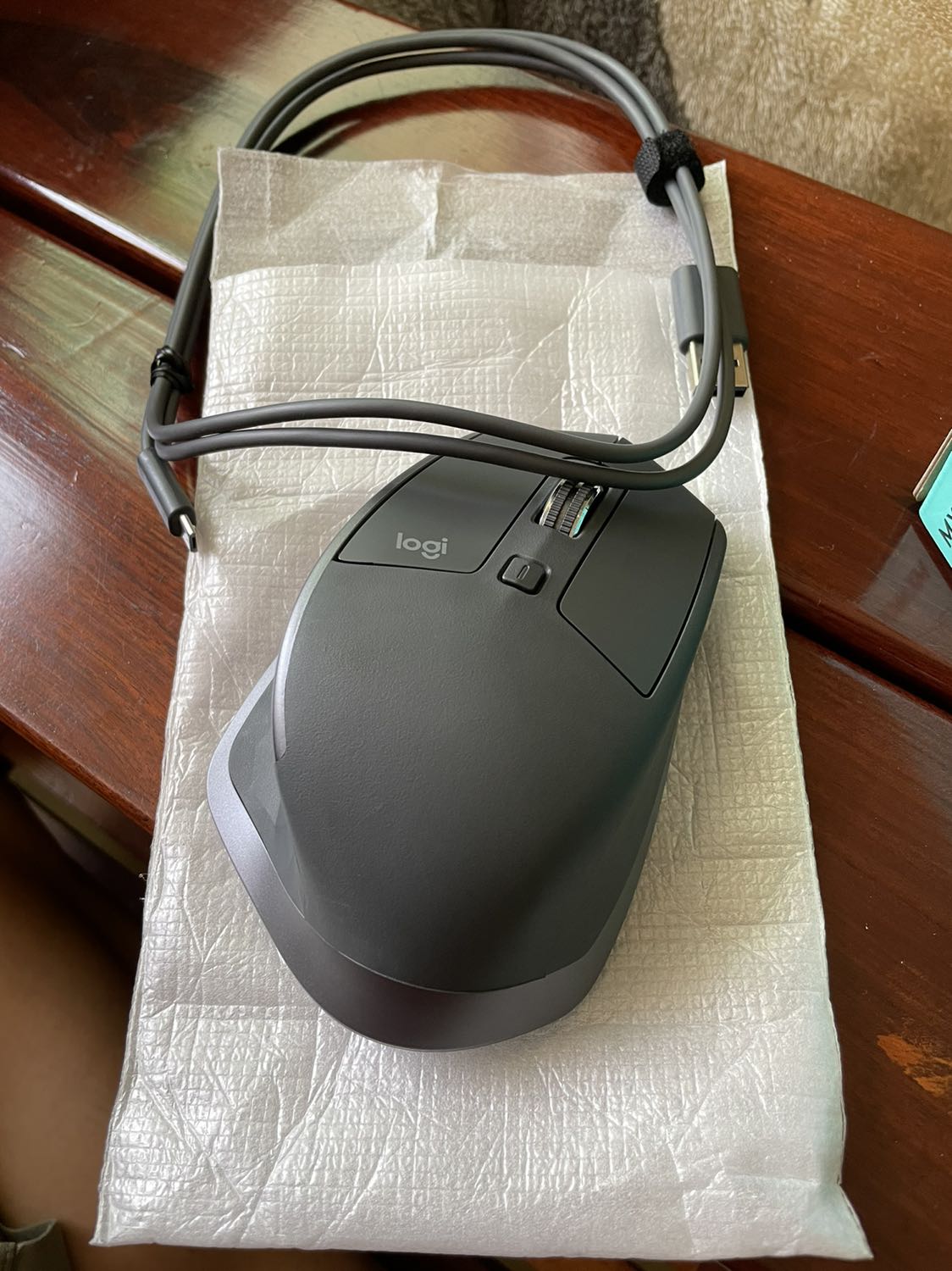 Shop bán hàng cũ cho mình, chuột đã bóc hộp và dùng bóng loáng, dưới đáy đã có vết xước, túi giấy cũ nhàu nát. Tôi trả hàng.