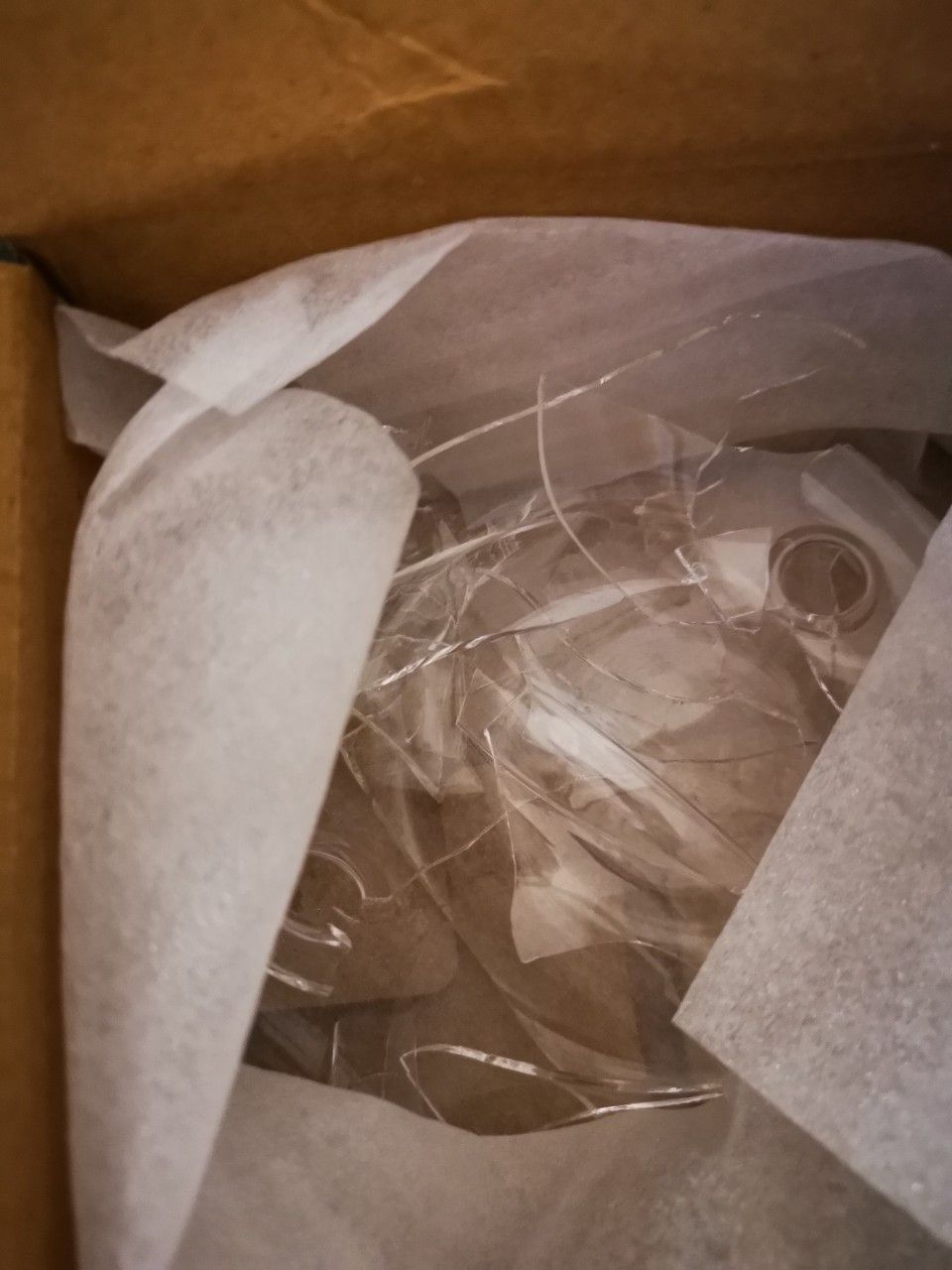 Nhận được hàng bị vỡ 2 món, nhờ hỗ trợ chị đổi lại nhé