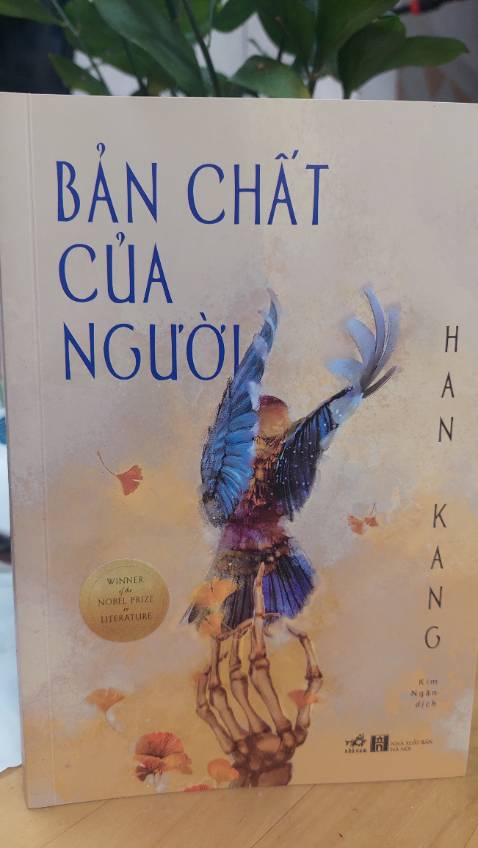 “  Tôi cũng nghe kể chuyện về một tiểu đội lính Hàn quốc được phái đi chiến trương Việt Nam. Bọn họ lùa hết phụ nữ, trẻ em , người già ra đình làng rồi thiêu chết sạch . Có những người đã được nhận thưởng sau khi thực thi những việc đó vào thời chiến , một bộ phận trong số họ mang ký ức ấy đến giết chúng tôi. Giống như người ta đã làm ở  đảo Jeju, ở Quảng Đông hay ở Nam Kinh , ở Bosnia , ở tất cả mọi nơi tại Tân Thế Giới , với mọi sự tàn nhẫn giống hệt nhau như thể đã được khắc sâu trong AND vậy..”
Bằng lối kể chuyện mang tính tự sự, “Bản chất của người” là những mảnh hồi ức rời rạc về những sự kiện trong quá khứ xoay quanh vụ thảm sát ở Kwangju ở Hàn Quốc những năm 1980. Không đi sâu vào nguyên nhân , bối cảnh chính trị xã hội, tác phẩm là những suy tư trăn trở mộc mạc, giản dị của những người khác nhau về nỗi đau thân xác, về cái chết, về ý nghĩa của cuộc sống và trên hết là về bản chất của con người.