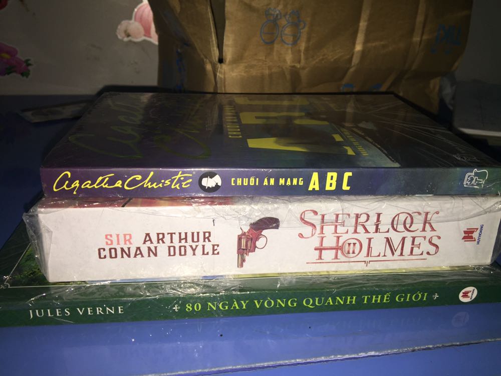 Mình đặt sách vào đúng mấy hôm mưa to. Chỉ sợ sách bị ướt thôi. May mắn là hộp bên ngoài chỉ móp méo chứ sách vẫn nguyên lành. Mình đã đọc và thấy chất lượng giấy tốt, dày, không bị móp gáy sách. Hình minh hoạ và màu sắc rất rõ nét. Mình mua nhân dịp 6/6 nên được sale khoảng 45k thôi